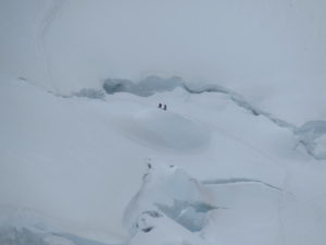 Alpinisti di fronte ad un seracco